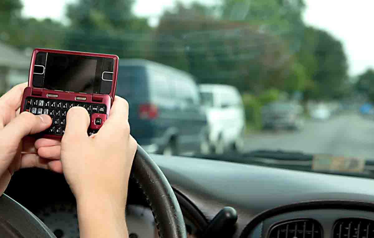 Állítólag a mobilját nyomkodta!