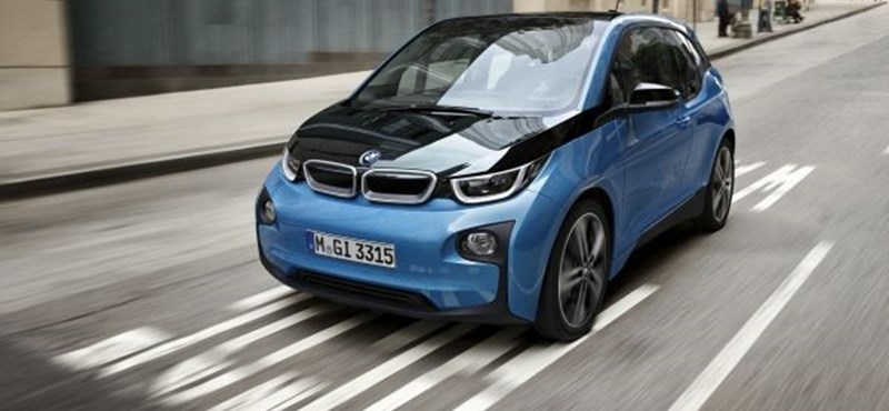 Visszahívják a BMW elektromos autóját! Folyik belőle a benzin.