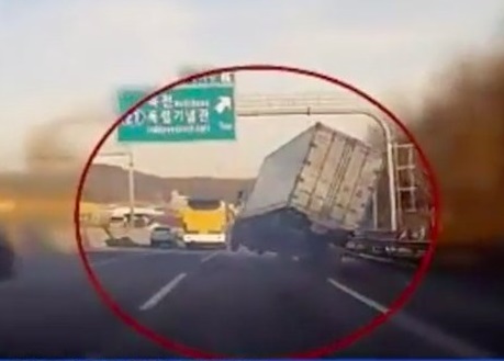 Profi: az év mentését mutatta be a kamionos – hatalmas videó!