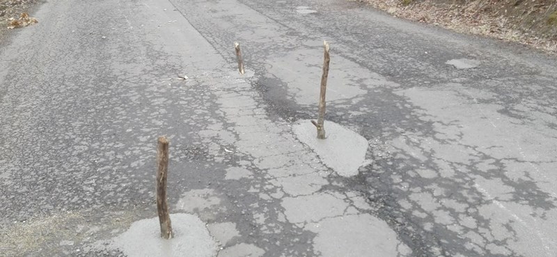 Faágakat és szemetet szúrtak a frissen betonozott kátyúkba