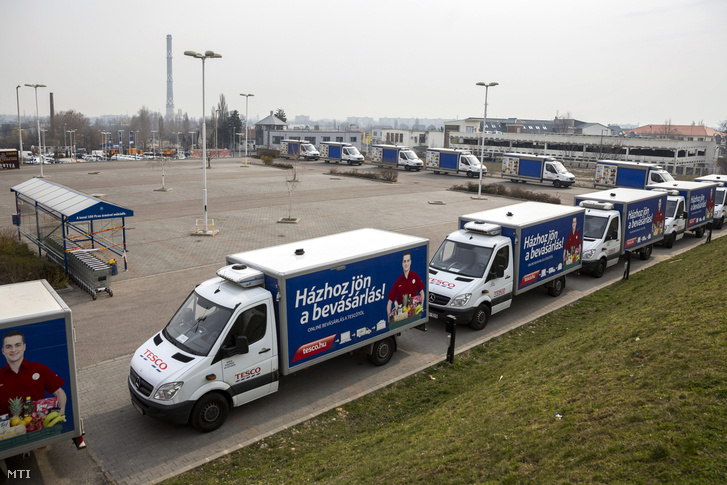 A parkolás után a házhoz szállítást is megadóztatná a kormány