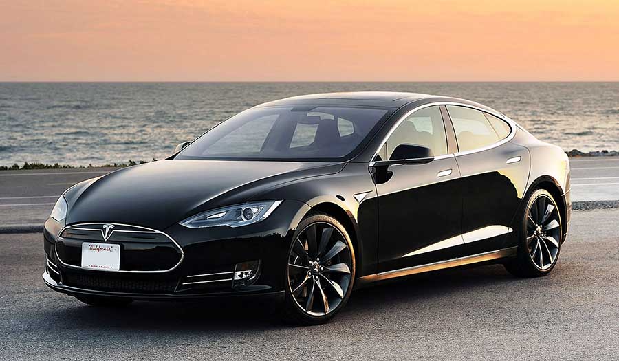 Nem vett észre egy forgalmi terelést, balesetezett az önvezető Tesla – videó