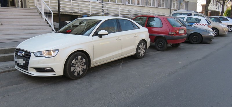 Civilnek látszó felderítő autókkal vadászik a rendőrség a szabálytalankodókra – fotók