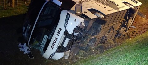 Felborult egy busz az M5-ösön – fotók