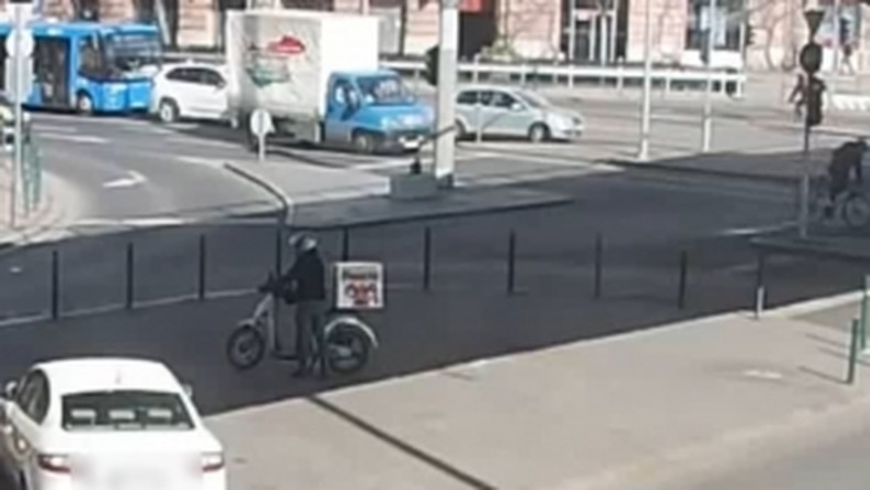 Keresik a motoros pizzafutárt, aki bántalmazott egy taxist a Nyugati téren – videó
