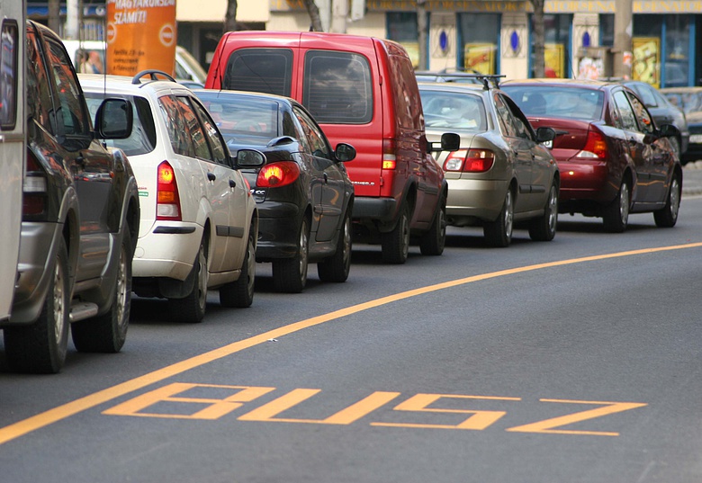 Díjcsökkentést tervez a kormány – az autósok járhatnak jól