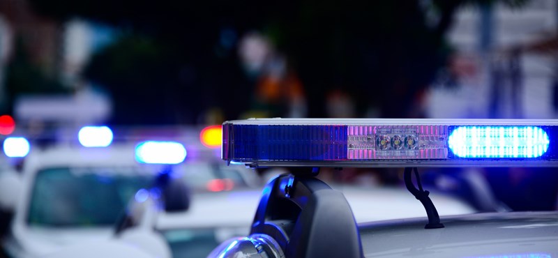 Erős volt a buli: két férfi befeküdt az autók közé Budapesten