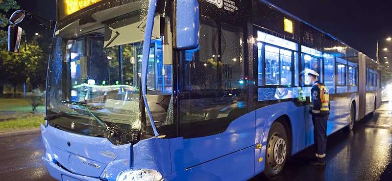 Így okoznak buszbalesetet a figyelmetlen fővárosiak – videó
