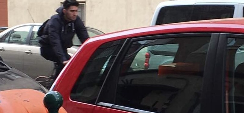 Ez a budapesti bringás betört egy szélvédőt