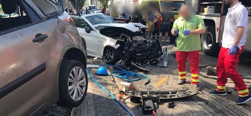 Buszmegállóba csapódott egy autó a XIII. kerületben, egy ember meghalt