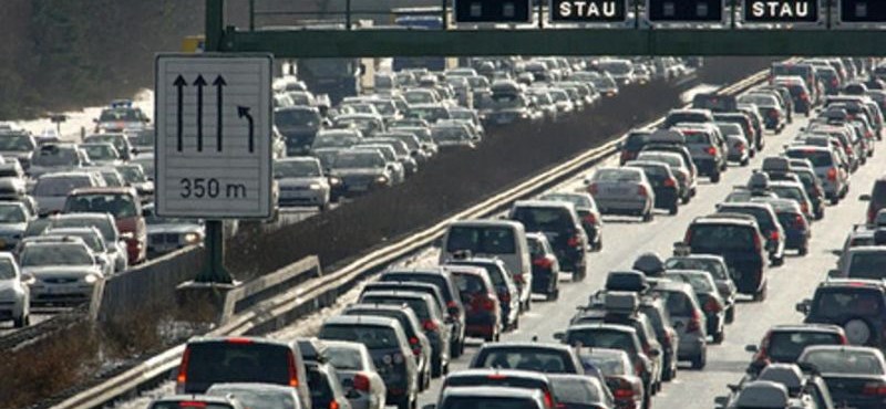 Több kilométeres a dugó az M0-son, útépítők blokkolják a forgalmat