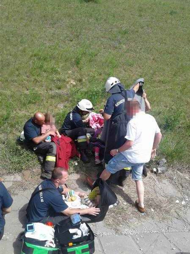 Fotók: Égő autóból kimentett gyerekeket nyugtattak a tűzoltók az M7-esen