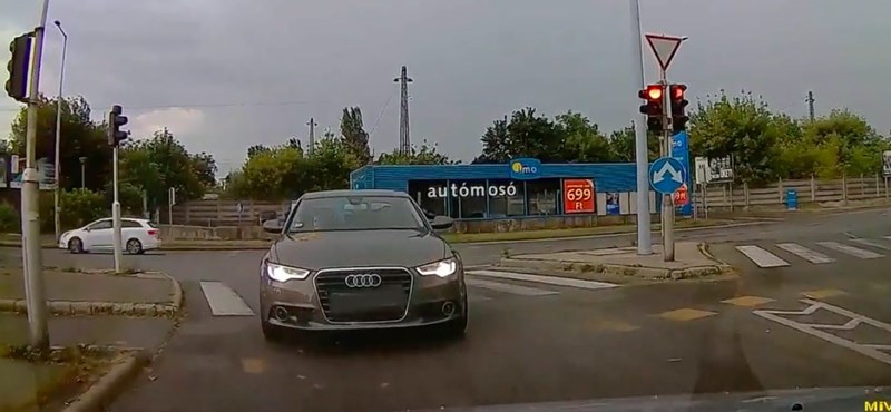 Forgalommal szemben hajtott be az audis, és még neki állt feljebb