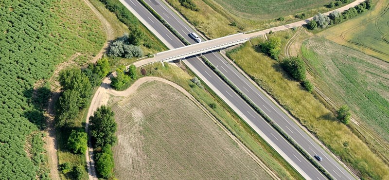 A bicikliseknek fúrnak alagutat az M1-es autópálya alatt