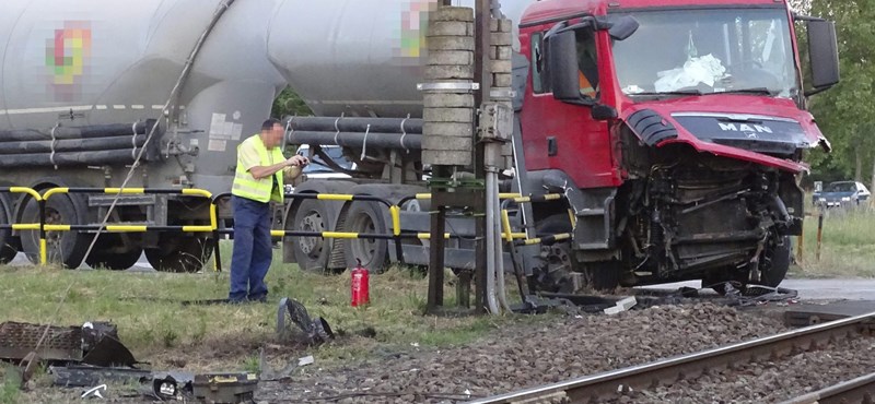 Fotók jöttek az InterCity és a kamion ütközéséről