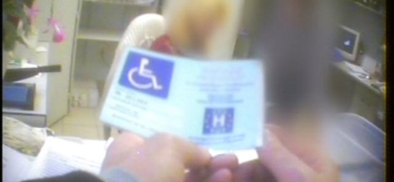 Egy budapesti autós megunta, hogy nem talál mozgássérült parkolóhelyet, úgyhogy csinált magának egyet