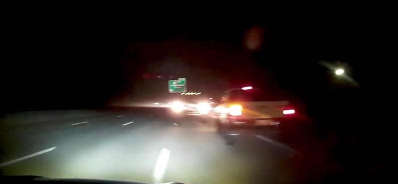 Így néz ki az első sorból, ha szembe jön egy autós az autópályán – videó