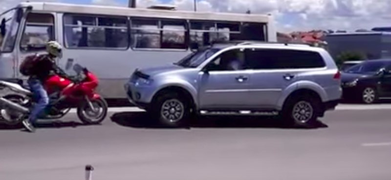 Mindannyiunk nevében törlesztett a motoros, aki csúnyán beégette a terepjáróst – videó