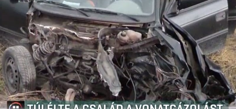 Levágta az autó elejét az IC, élve került ki belőle egy négytagú család