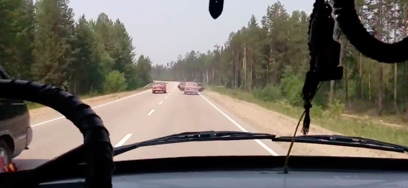 Soha ne szállítsd úgy a farönköket, mint ezek az oroszok a Ladával – videó