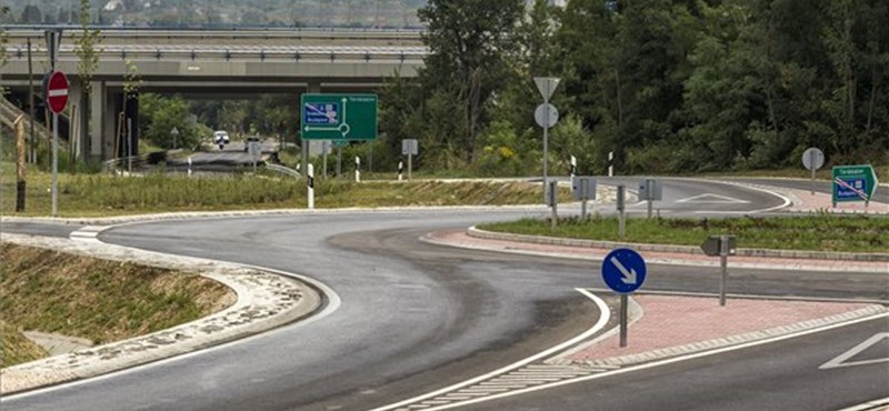 Két baleset bénítja az M0-st, hatalmas a dugó