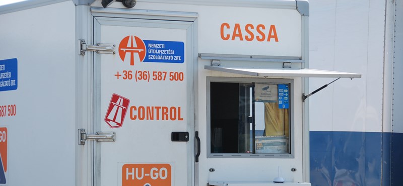 Az autósok kétharmada még mindig csak benzinkúton vásárol e-matricát