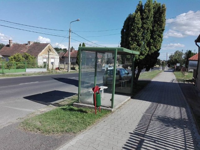 Háttal kell várni a buszt Marcalin