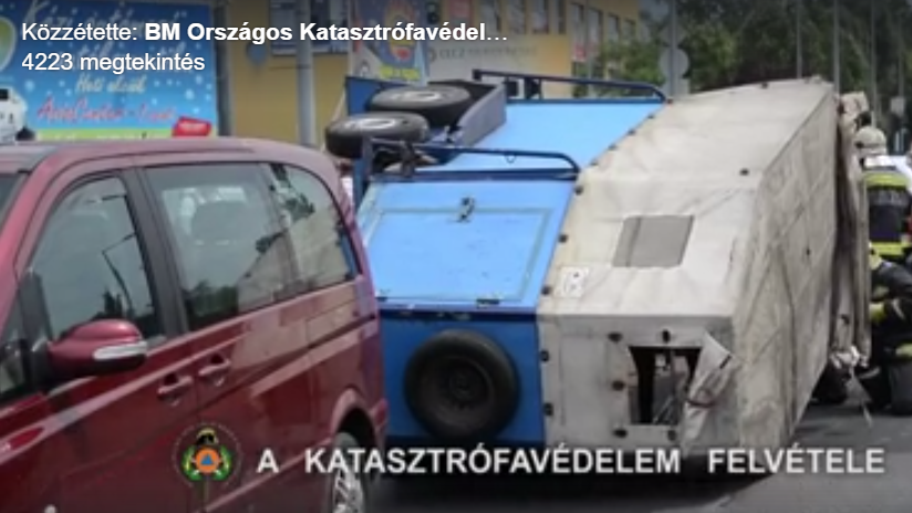 Felborult egy lószállító Rákospalotán (VIDEÓ)