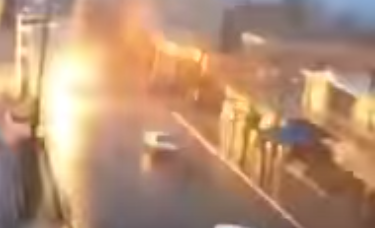 Ilyen, ha egy villám csap az autóba. Jó nagy villám! (VIDEÓ)