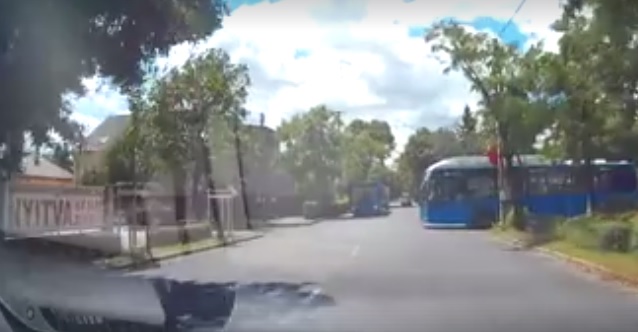 Szerintetek satufékkel illett volna elengedni??? (VIDEÓ)