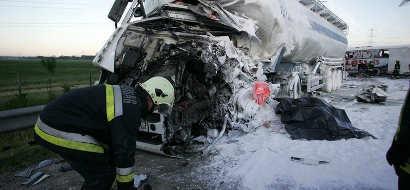 Csuklós busz égett le az M7-esen