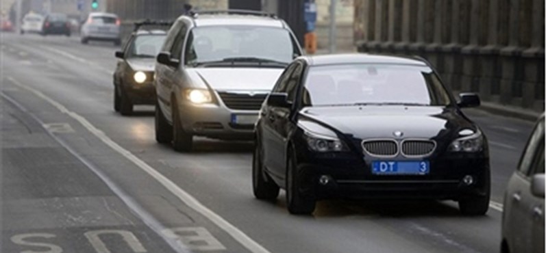 Jönnek az új kék rendszámok – csak az útdíjkezelő és a rendőrök nem tudták