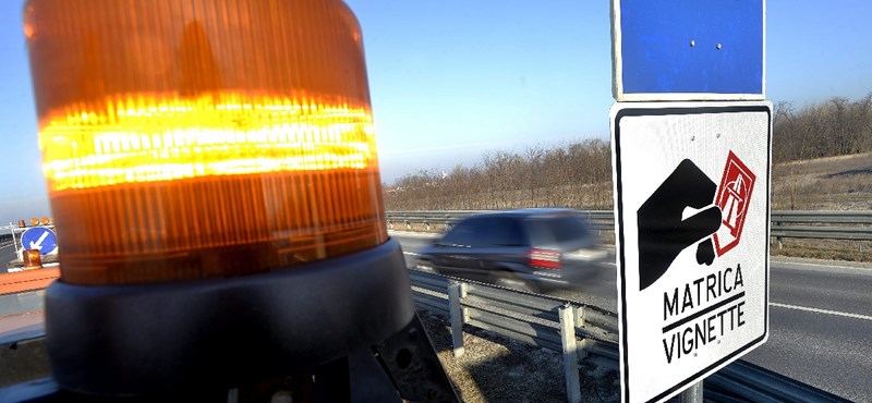 Több kilométeres a dugó az M3-on, négyes karambol is volt