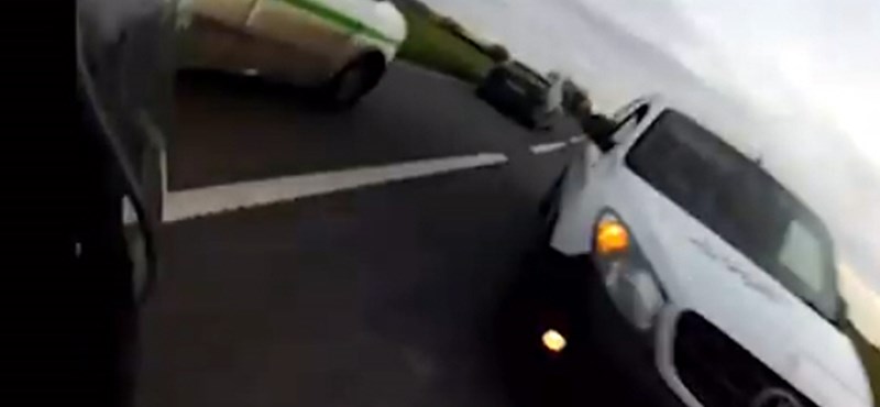 Rémisztő pillanat, amikor egy motoros épp kioktat valakit, de szemből már érkeznek