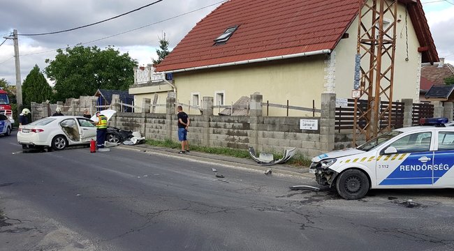 Rendőrautó ütközött egy kocsival Rákoshegyen – képek