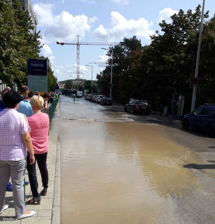 Kisebb folyóvá változott a Csörsz utca egy csőtörés miatt