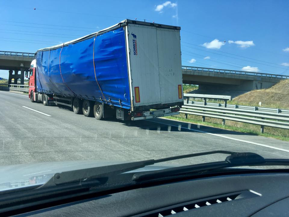 Helytelen rakománypakolás következménye a közúti veszélyeztetés, rosszabb esetben pedig a tragédia