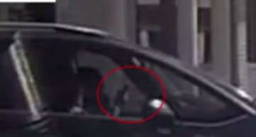Jó példa rá, hogy mekkora béna vagy, ha kézben tartva telefonálsz! (VIDEÓ)