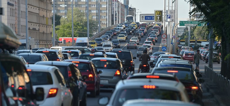 Kilométeres a dugó az M1-esen, az M3-ason, az M5-ösön és az M7-esen is