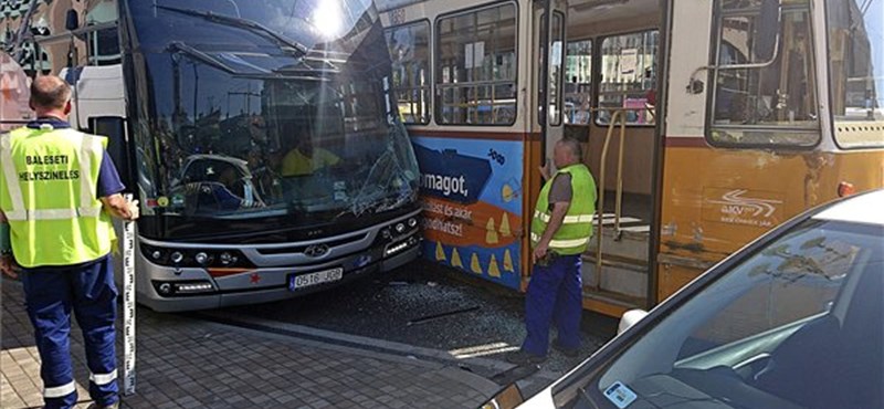 Busz hajtott bele a 47-es villamosba a Kálvinon – fotó