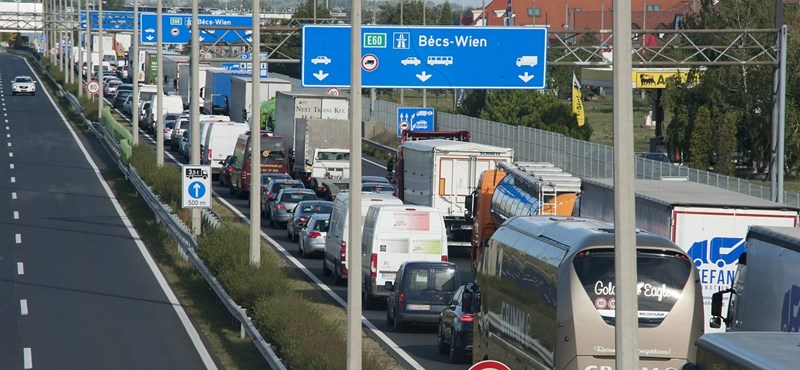 Tíz kilométeres a dugó az M1-esen