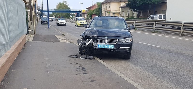Balesetezett Putyin kíséretének egyik autója