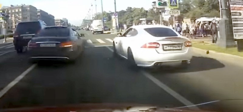 Kemény csattanás lett az utcai versenyzés vége – videó
