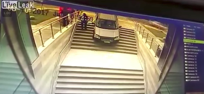 Csak a parkolóba akart behajtani, de nagyon rossz vége lett – videó