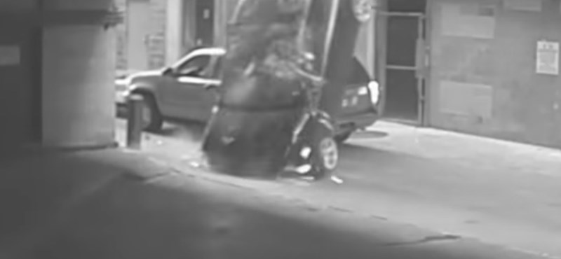 Durva baleset egy texasi parkolóházban – videó