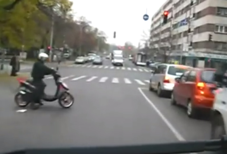 VIDEÓ arról, hogy mit NE CSINÁLJANAK(!!!) az autósok, ha mentővel találkoznak az utakon