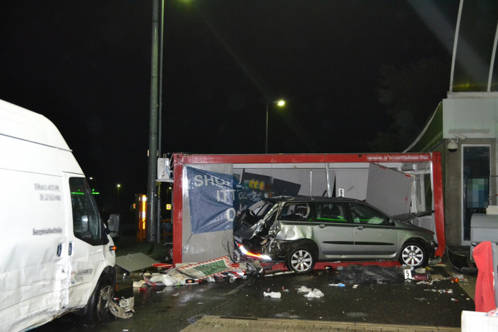 Mobil épületbe csapódott egy gépjármű. Egy ember életét vesztette