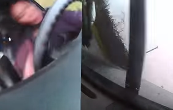 VIDEÓ: Közeledik az esős idő! Ő nem jól választott sebességet!
