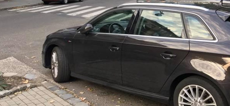 A nap fotója: ha sehol sincs hely, parkolj a kereszteződésben