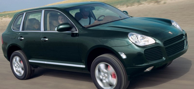 Szivárog a benzin a Porschékból – rengeteg autót kell szervizbe vinni